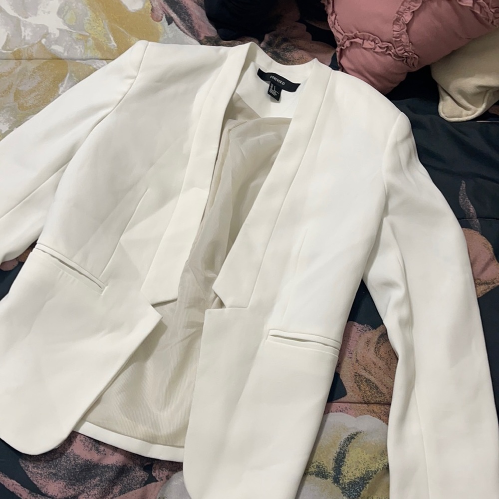 Beautiful Padded shoulder blazer